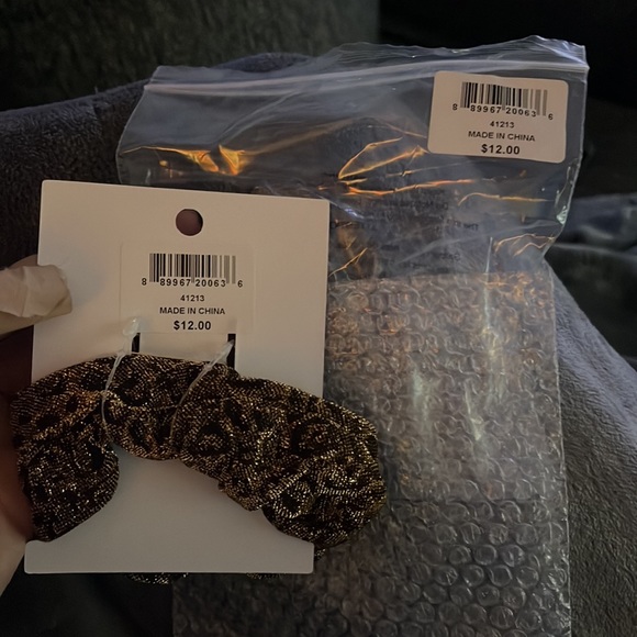 BAUBLEBAR hair scrunchie and barrette - Picture 4 of 4